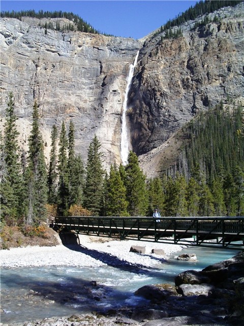 カナダで最も高い落差410mの<b>タカカウ滝</b>
