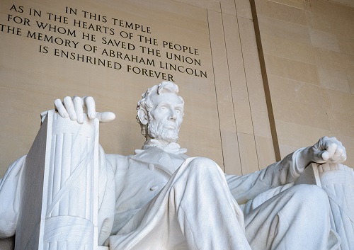 「リンカーン記念堂」リンカーンがゲティスバーグで行った演説を刻んだプレートが展示してあります。