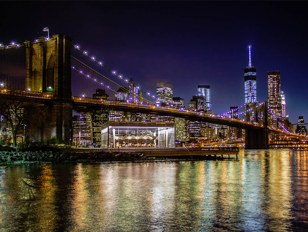 ブルックリンの代表的エリアの１つ”ダンボ”からブルックリン橋の夜景を堪能。
