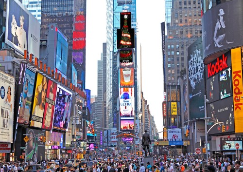 「タイムズスクエアー」ニューヨーク繁華街の中心地であり、ショービジネスの最高峰、ブロードウェイミュージカルの観劇街