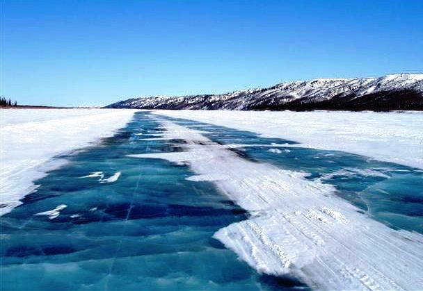 広大なスレイブ湖も真冬は完全氷結、トラックが通れるアイスロードに変わります！