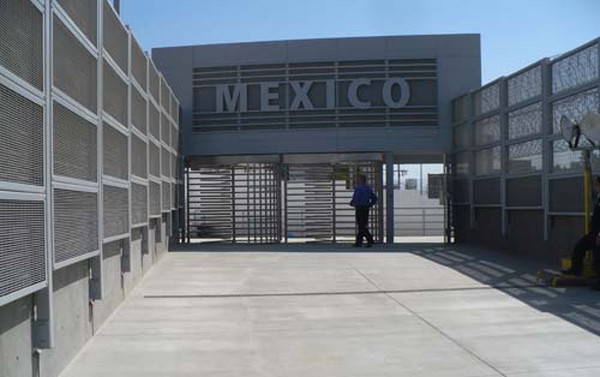 国境！ゲートをくぐればメキシコ！