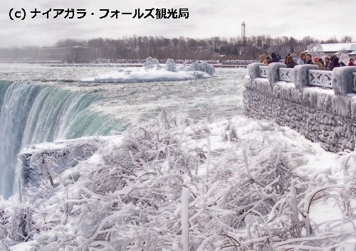 冬になると水の量が減少し、滝が凍ることも