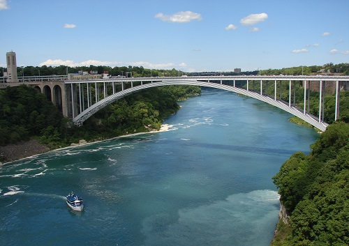 アメリカとカナダの国境はなんと橋の両側